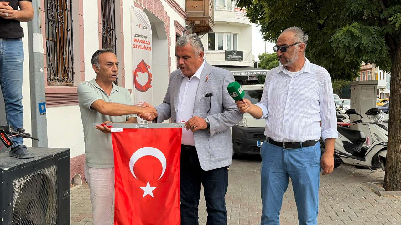 Zafer Partisi’nden Bayrağı Yakılan Dükkâna Ziyaret: Türk Bayrağı Yeniden Asıldı 1